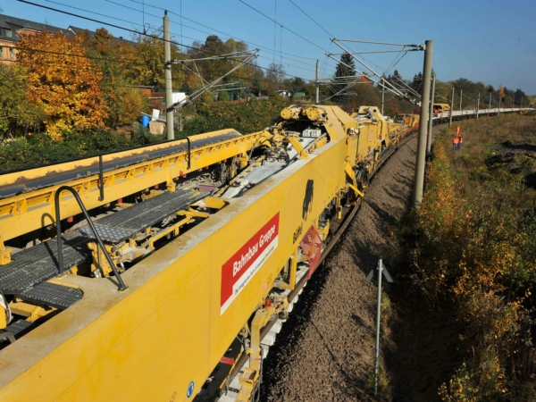 The SUM-Q3, operated by DB Bahnbau and dubbed the “Buffalo”, is a track renewal machine that uses the assembly-line method.