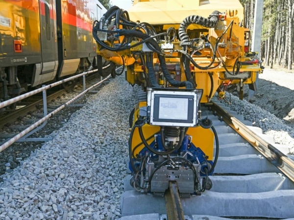 Easy positioning without infringing the clearance gauge of the adjacent track.