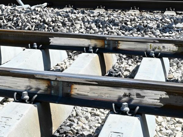 Closure welding is optionally possible without additional rail-pulling device
