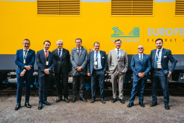 Johannes Max-Theurer handed over a particularly sustainable machine to the Italian company Euro Ferroviaria: a DGS NG for performing dynamic track stabilisation.