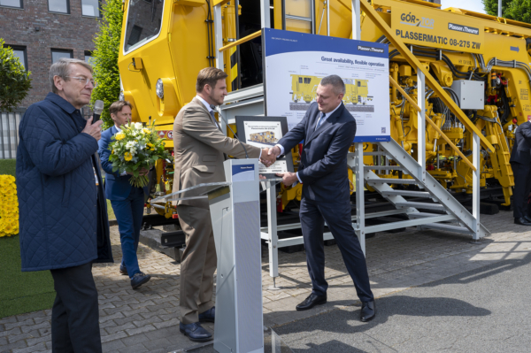The machine was handed over to Gór-Tor, an up-and-coming company seeking to expand into the urban and industrial sectors.