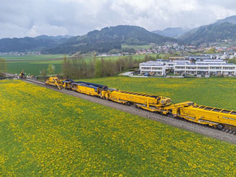 Synthetische Kraftstoffe sind ein wichtiger Beitrag, um Bahnbaumaschinen mit Dieselmotor nachhaltiger zu betreiben.