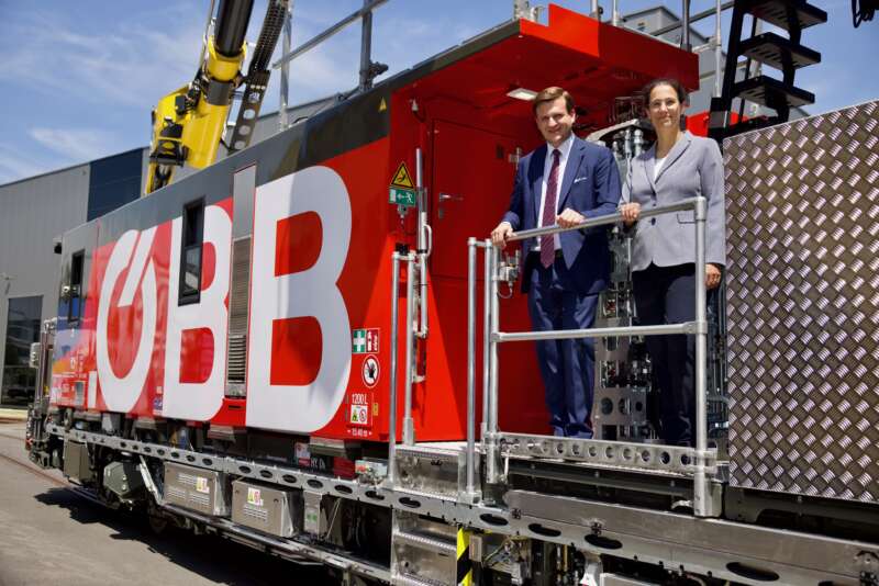 Judith Engel (Vorständin ÖBB-Infrastruktur AG) und Johannes Max-Theurer präsentieren den neuen Plasser CatenaryCrafter 15.4 E3 am 1. Juni 2023 in Linz.