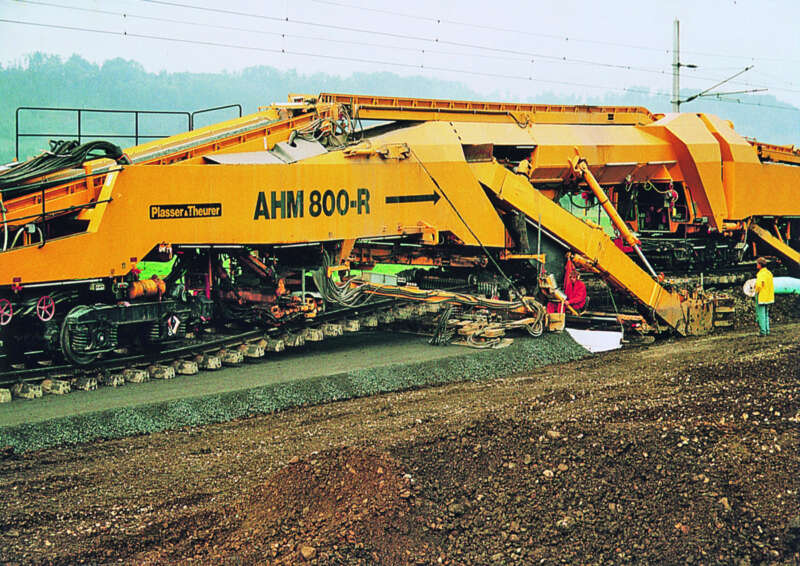 AHM 800 R: Planumsver­besserung mit Schotterrecycling 1996