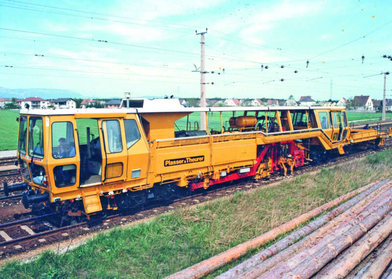 09-CSM: In 1983, the first levelling, lining, and tamping machine works continuously