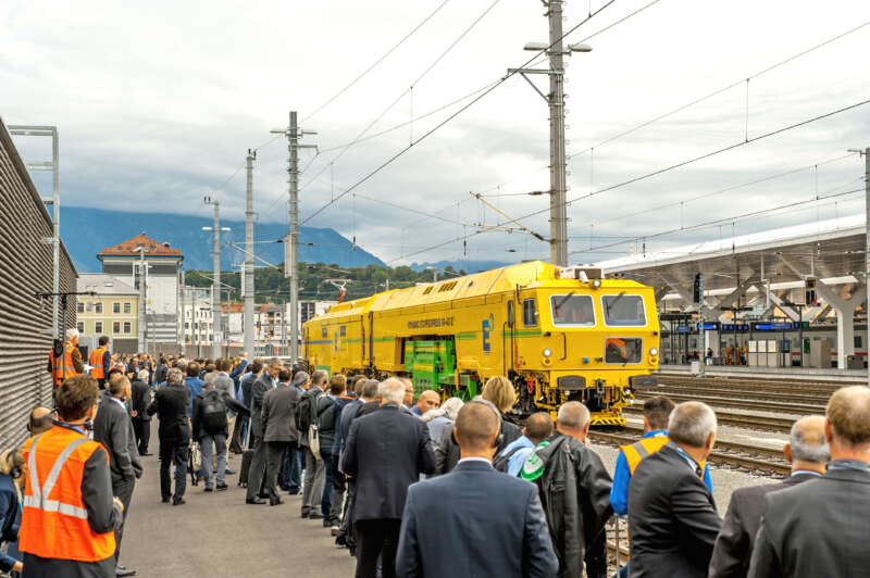The world premiere of the 09-4X E3 Dynamic Tamping Express The first track construction and maintenance machine works with hybrid drive as early as 2015