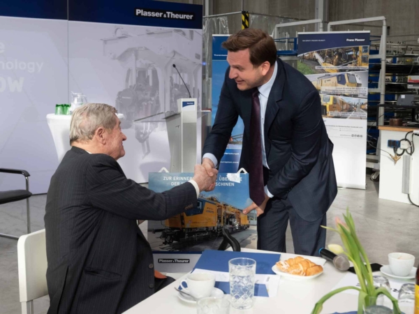 Maschinenübergabe am 20. Jänner 2023, links im Bild Dr. Hannes Androsch, Aufsichtsratsvorsitzender EUROPTEN, und Johannes Max-Theurer, CEO Plasser & Theurer