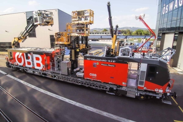 Le premier engin de la série, un Plasser CatenaryCrafter 15.4 E³, fait l’objet d’essais complets sur les voies ferrées d’Autriche pour débuter les interventions courantes le plus tôt possible.