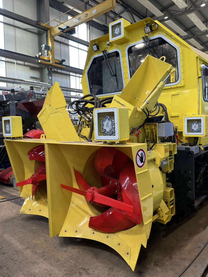 With its extensive equipment for snow removal (image: the snow blower), the OBW 100 ensures undisturbed train operation even in the winter months.