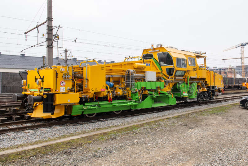 The USP 2010 SWS ballast regulating machine has an integrated ballast management system and was handed over to TORPOL in 2024.