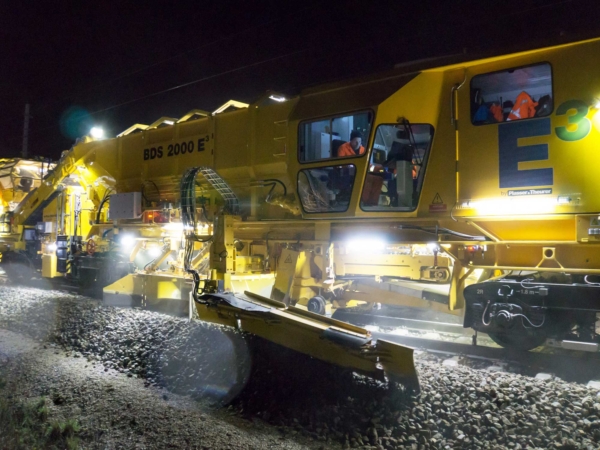 Bau und Instandhaltung findet wegen der starken Nutzung des Systems Bahn zunehmend in der Nacht statt - E³ rechnet sich für Umwelt und Betreiber.