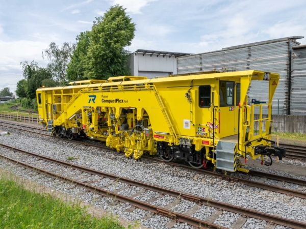 Die kompakten Stopfmaschinen gibt es in zwei Größen, als Plasser Compact und Plasser Compact L für die Strecke.