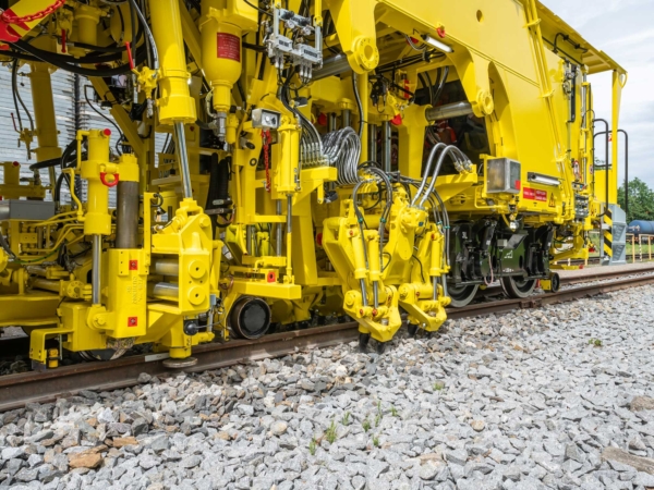 Alle arbeiten nach dem bewährten Plasser & Theurer-Stopfprinzip, sind jedoch auf spezifische Einsatzszenarien optimiert.