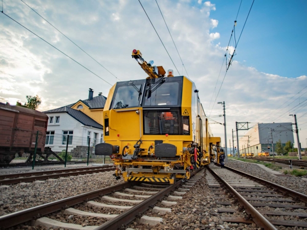 Intelligente Bahnbaumaschinen im Kommen - Sicherheit durch KI-Profi an Bord