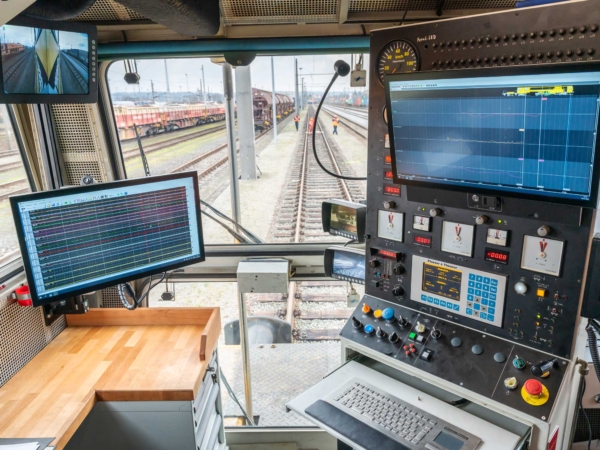 Front cab after modification: the DRP and SmartALC were exchanged; the rear-view cameras were replaced with monitors