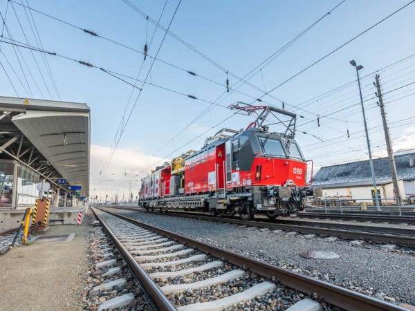 Die Österreichischen Bundesbahnen (ÖBB) setzen mit der Einführung einer hochmodernen und umweltfreundlichen Flotte von Instandhaltungsfahrzeugen neue Maßstäbe in der Instandhaltung ihres Schienennetzes.