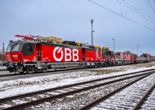 Die Maschinen im Verbund gekoppelt unterwegs auf Österreichs Strecken - v. l. n. r.: Plasser CatenaryCrafter 15.4 E³ (Typ 2), Plasser MultiCrafter 15.4 E³, Plasser TransportUnit 14.2, Plasser CatenaryCrafter 15.4 E³ (Typ 1)