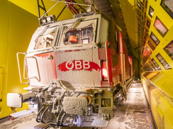 From blistering heat to freezing cold: the machines are tested in the shortest time in a climatic wind tunnel under conditions so extreme that they are unlikely to occur.