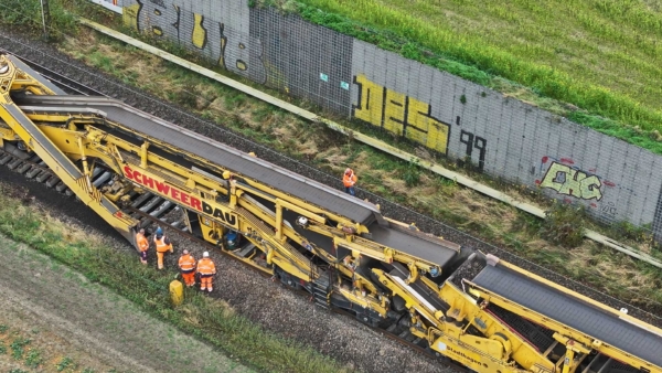 Wir begleiten den Maschinisten Jens Meinhardt von der Firma Schweerbau zur Bettungsreinigungsmaschine RM 900.