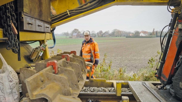 „Meine Aufgabe ist es, die Maschine zu bedienen und ich muss mich um ihren Wartungszustand kümmern, das ganze Drumherum: um die Maschine, dass alles läuft, dass jeder seine Arbeit machen kann."