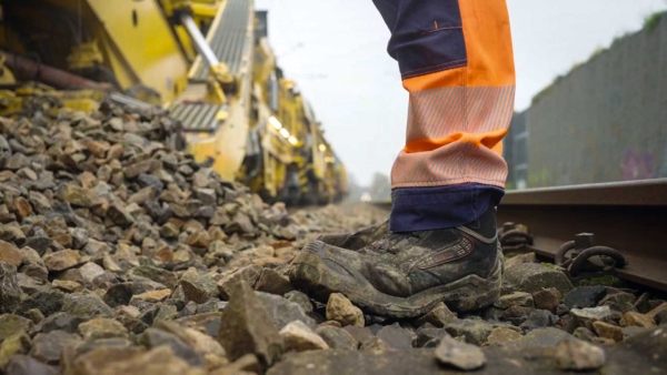 Die Baustelle ist für etwas mehr als eine Woche geplant, vielleicht zehn Tage, denn durch den Vollaushub kommen hier einige Massen zusammen.