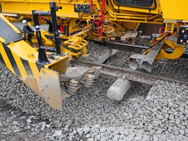 Precise formation cutting across the entire ballast width, high recovery rates, and integrated dynamic track stabilization characterize the machine.