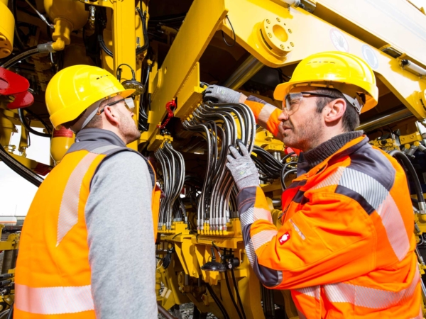 Plasser & Theurer versucht mit unterschiedlichen Maßnahmen die Auswirkungen des Fachkräftemangels für unsere Kunden und uns selbst zu reduzieren.